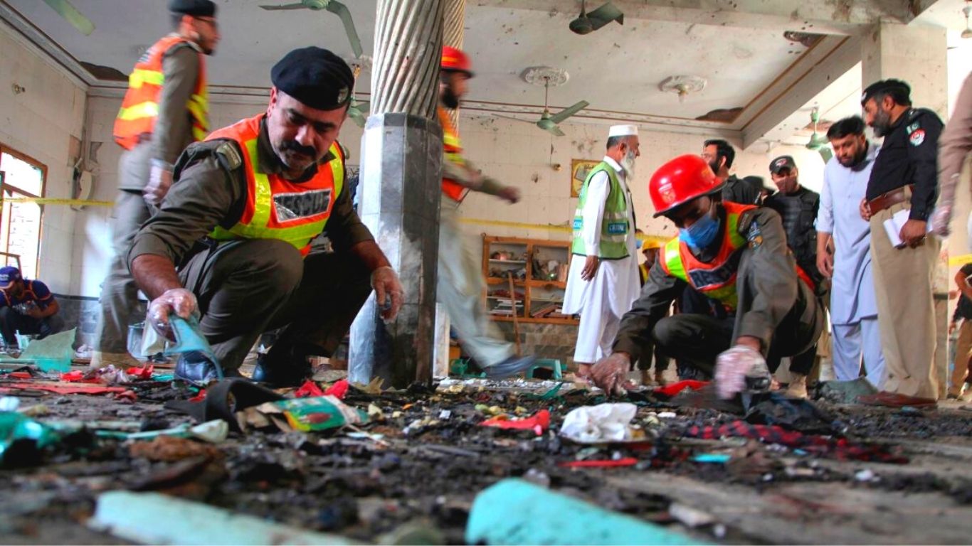 سانحہ پشاور: مسجد میں دھماکے سے کم از کم 30 افراد کے شہید ہو نے کی اطلاع ہے